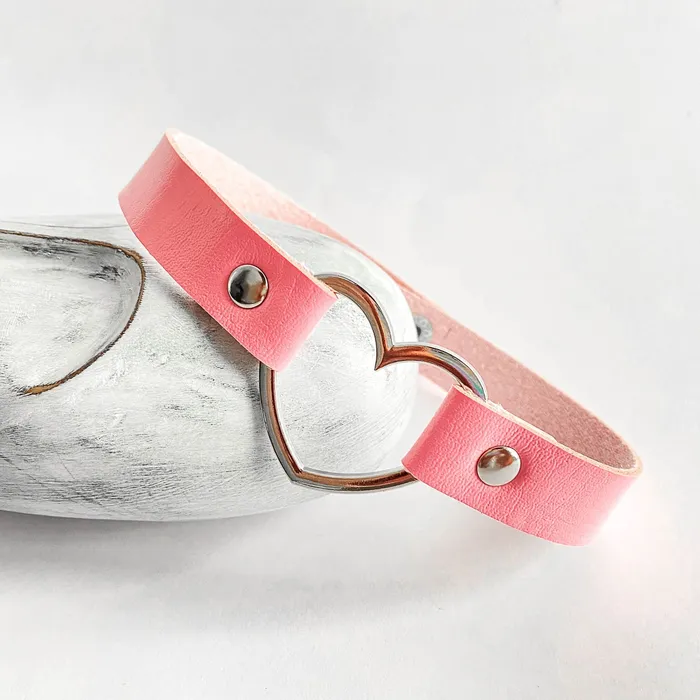 Anal Eccentric Playroom Essentials Heart Choker Collar